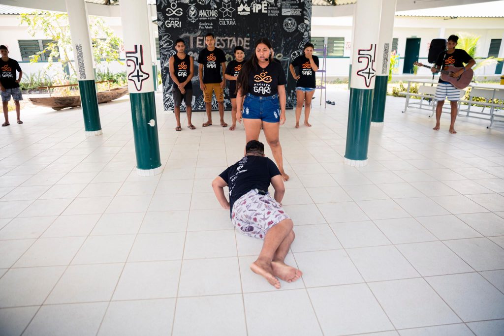 Comunidade recebe peça sobre dilema de jovem ribeirinha