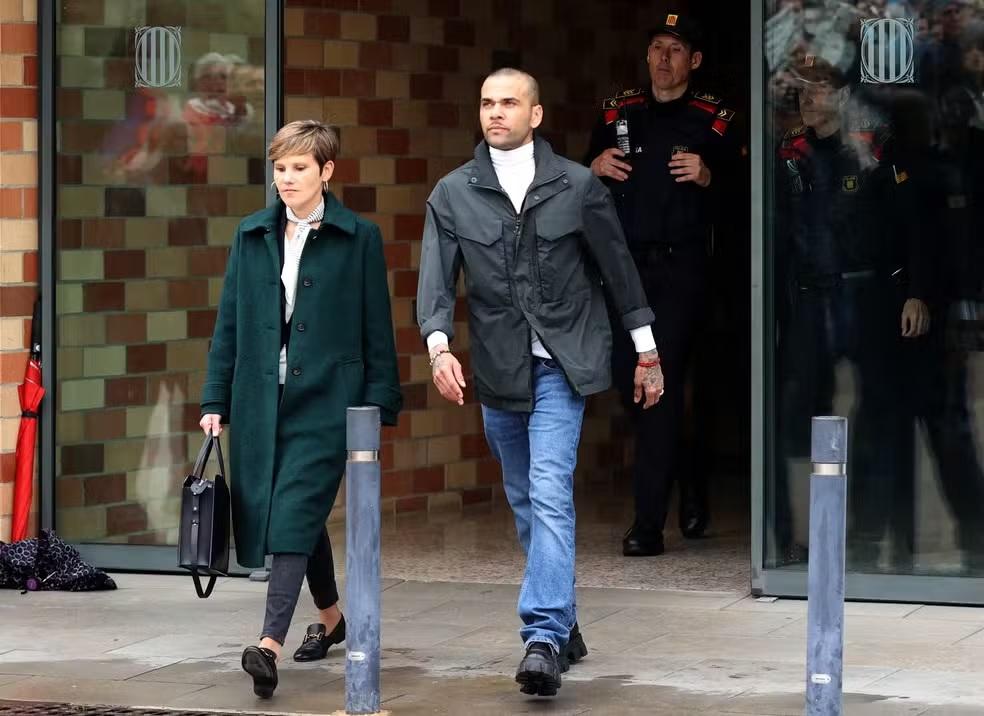 Daniel Alves deixa prisão na Espanha após pagar fiança