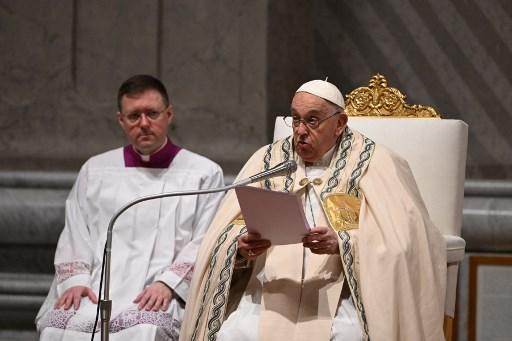 Papa Francisco celebra Vigília Pascal em meio a preocupações com sua saúde
