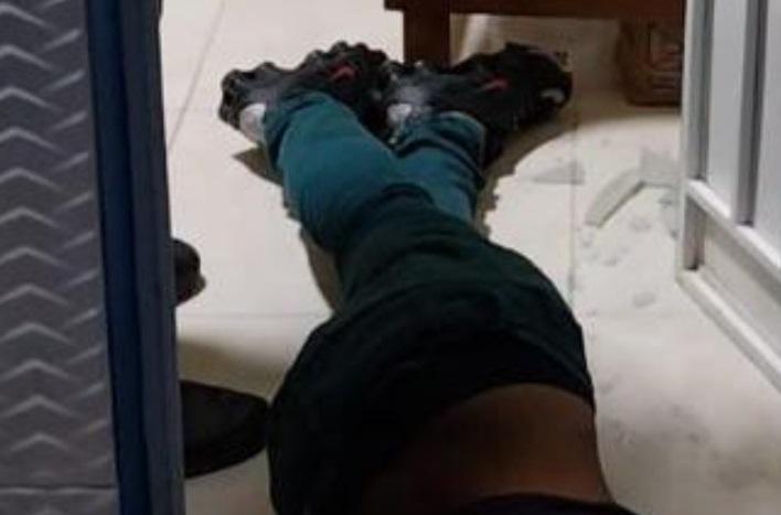 Adolescente de 17 anos é assassinado a tiros dentro da própria casa