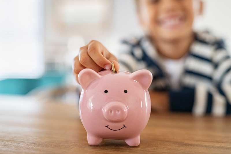 Especialista explica como conversar com crianças e adolescentes sobre dinheiro e finanças pessoais