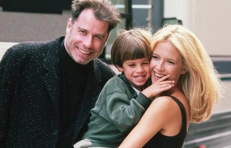 John Travolta comove em homenagem a filho morto
