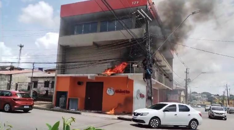 Incêndio atinge pizzaria de Manaus após problema em ar-condicionado