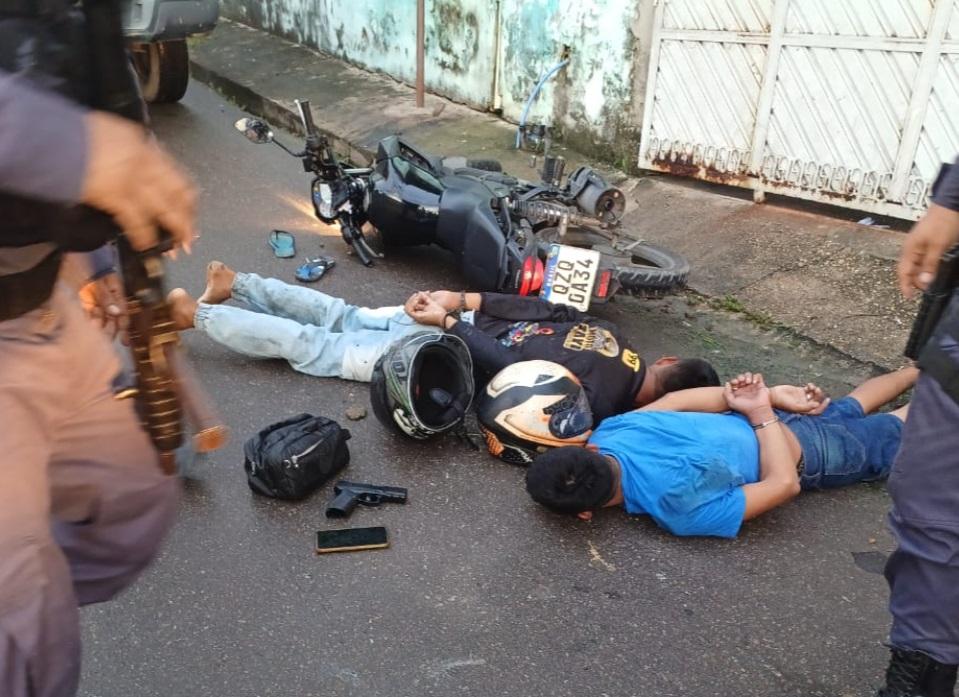 Ação policial detém dupla com arma de fogo e moto roubada