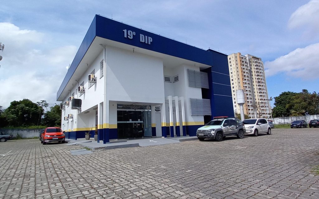 Criminosos roubam microônibus e usam veículo para assaltar distribuidora na Compensa