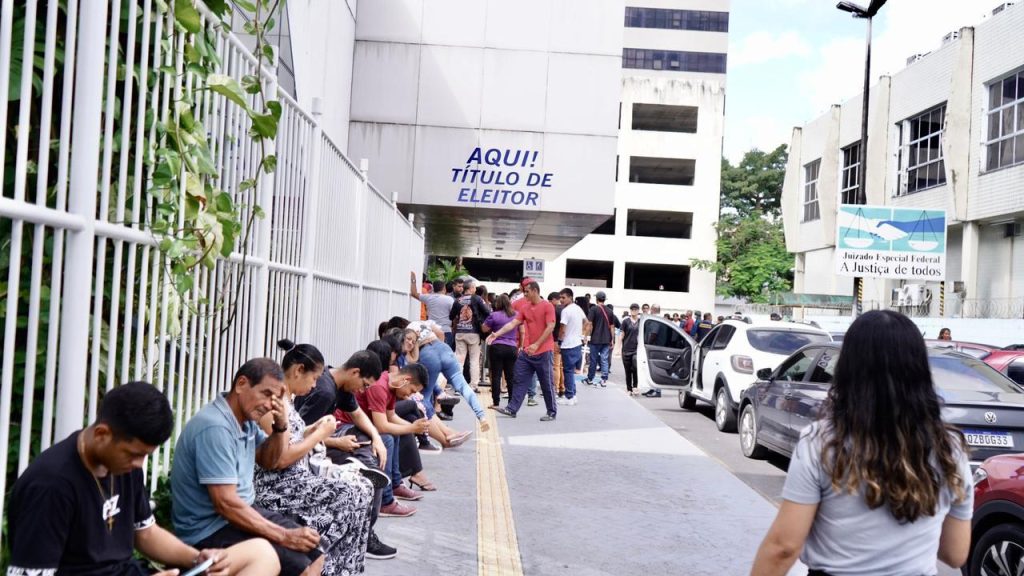 Último dia para regularizar título gera imensas filas no TRE-AM