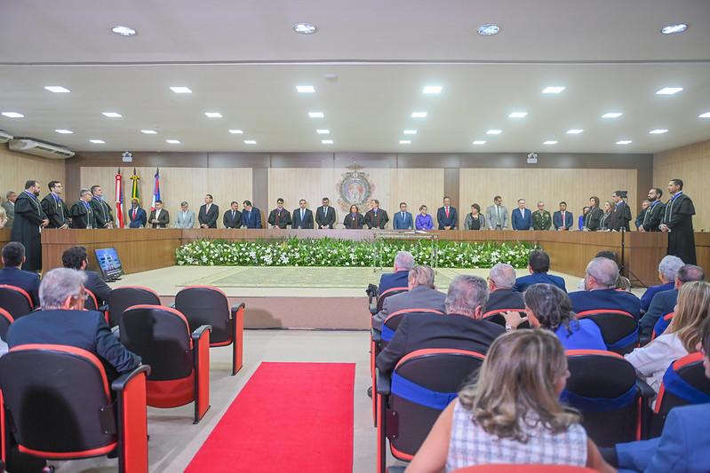 Cerimônia do TRE-AM reúne adversários