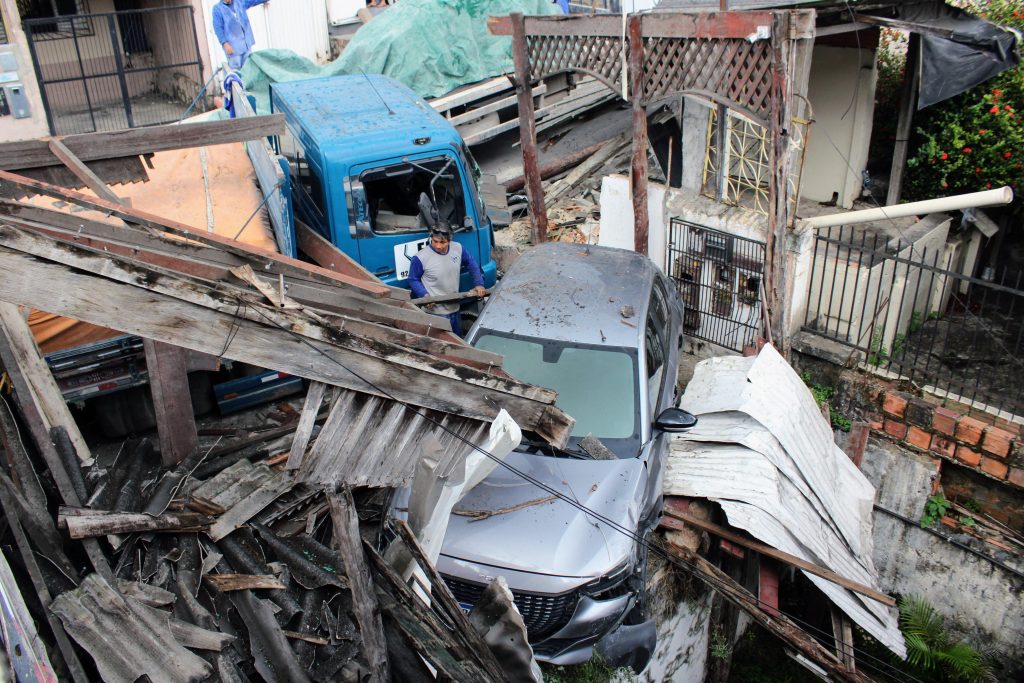 Caminhão derruba garagem e parte de casa no bairro São Raimundo