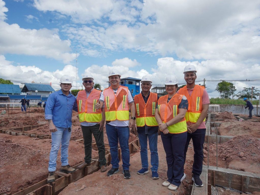Prefeito Keitton Pinheiro acompanha obra da nova maternidade de Coari