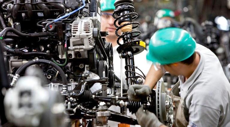 Indústria recua 0,5% em abril, mas acumula alta em 2024