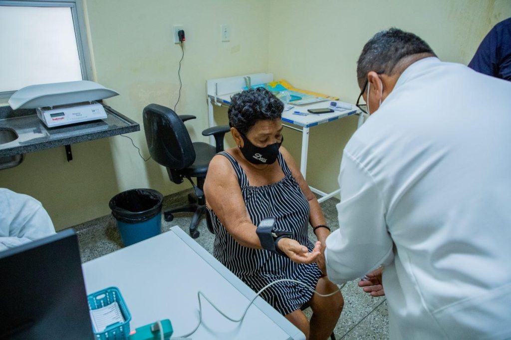 Profissionais de saúde orientam sobre prevenção e tratamento do diabetes