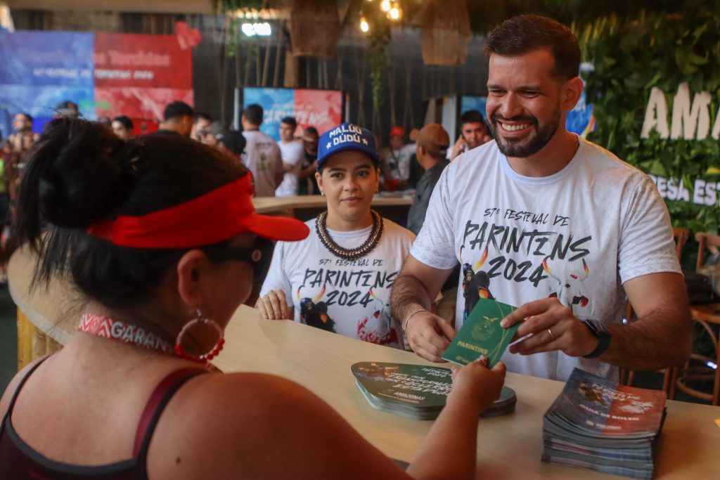 Amazonastur inicia entrega do Passaporte Parintins