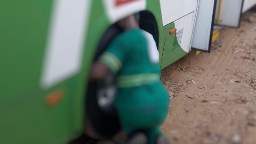 Mecânico morre enquanto consertava ônibus em Manaus