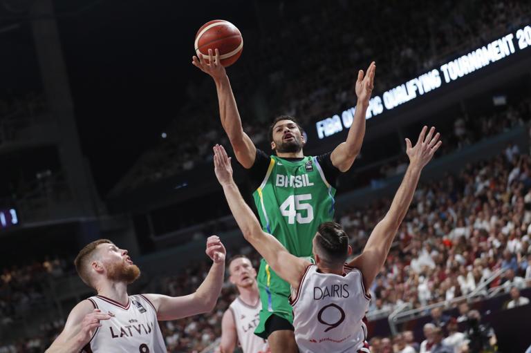 Brasil vence Letônia e se classifica para Paris 2024 no basquete