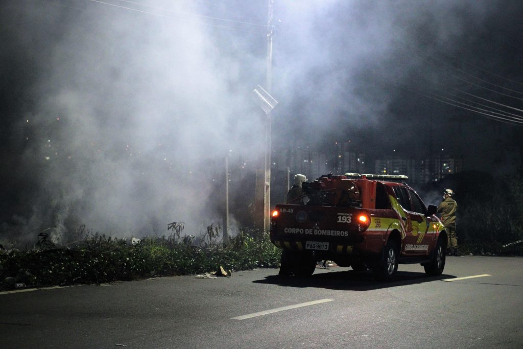 Incêndio atinge área de vegetação na Cosme Ferreira