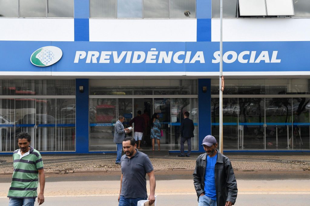 Servidores do INSS entram em greve por tempo indeterminado