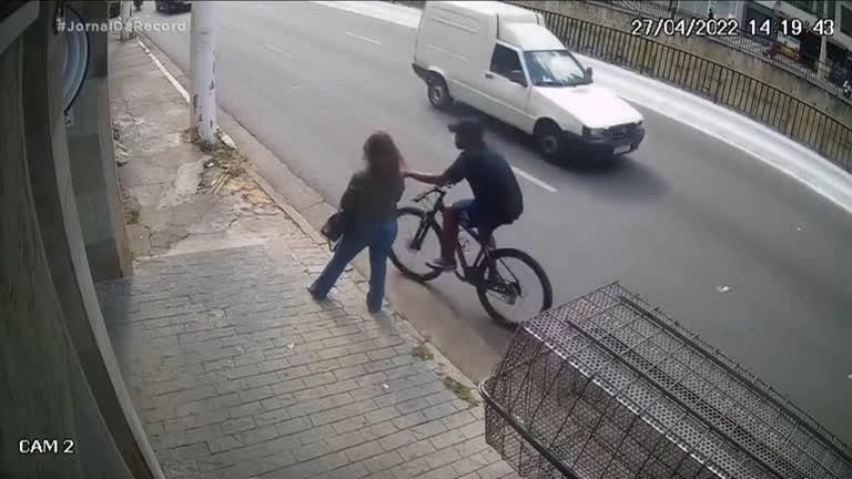 Dois celulares são roubados ou furtados por minuto no Brasil