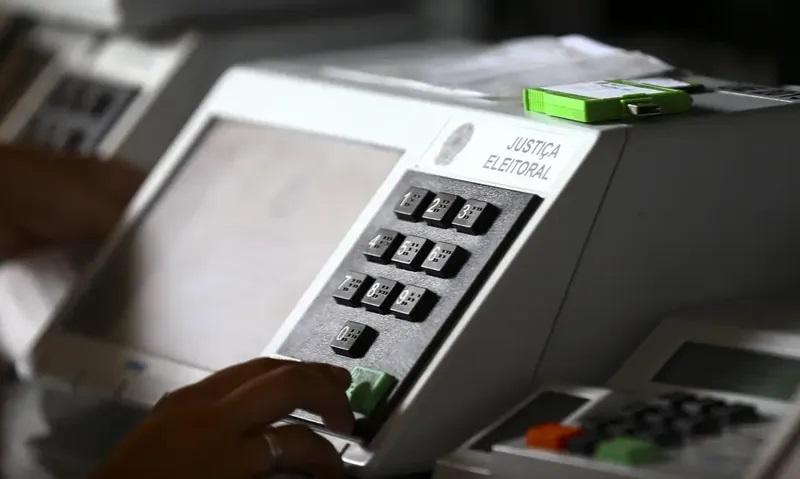 Investir no desencantamento da política