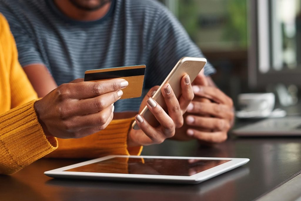 Dia do Amigo: 30% dos brasileiros já emprestaram o nome ou cartão de crédito para outra pessoa