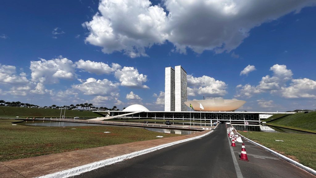 Governo oficializa congelamento de R$ 15 bilhões no Orçamento