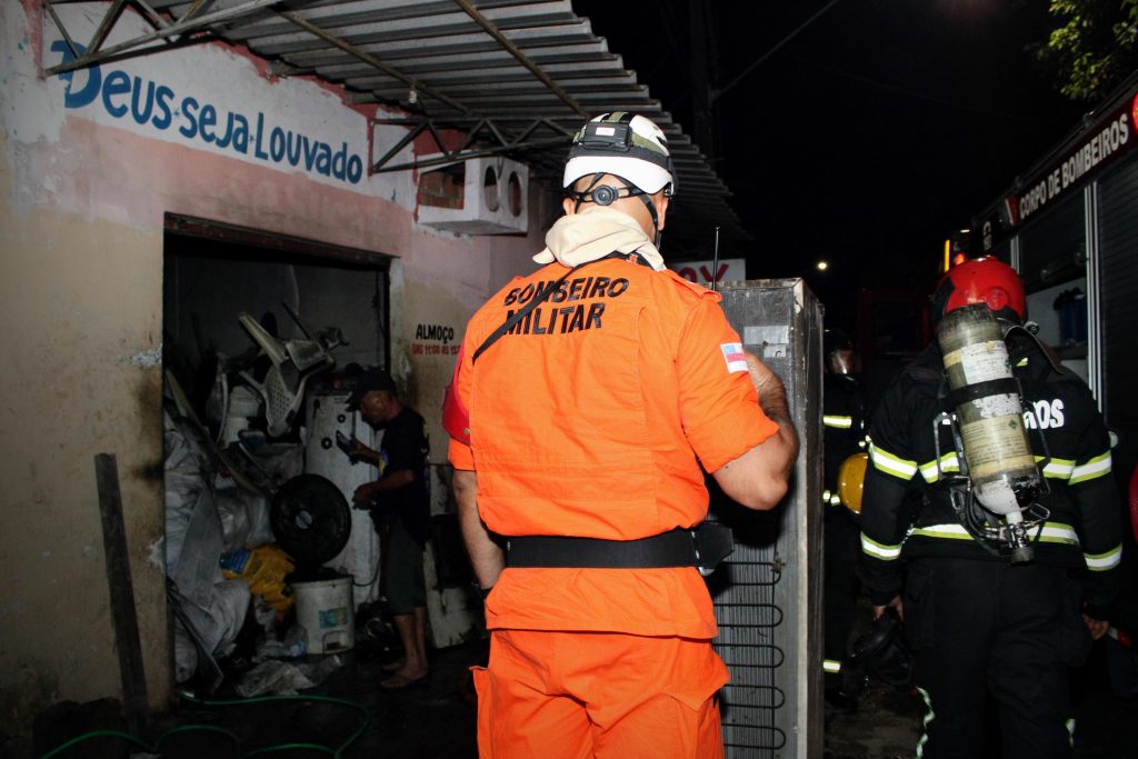 Comércio de recicláveis é atingido por incêndio, no Terra Nova