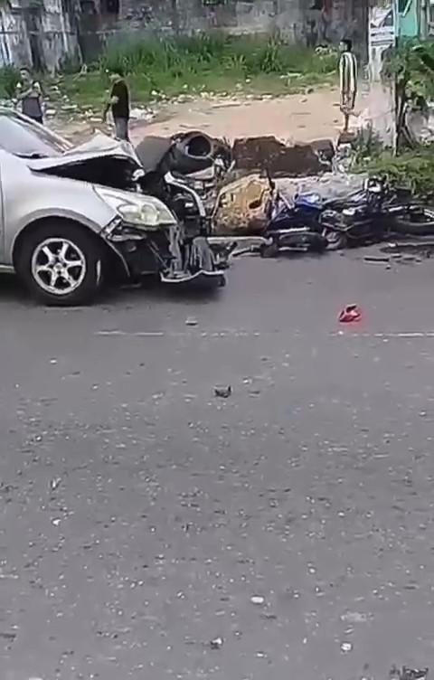 População apedreja carro após colisão com moto