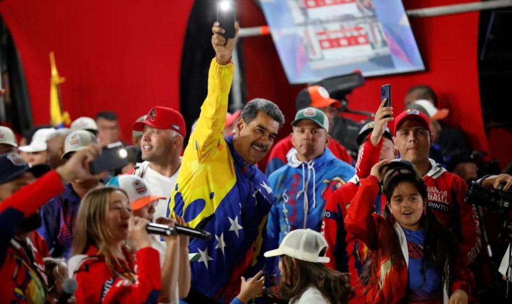 Maduro é proclamado presidente da Venezuela e acusa golpe de Estado