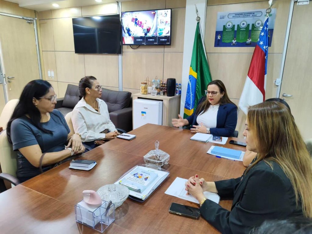 Seduc discute reajuste de 4,5% para profissionais da educação