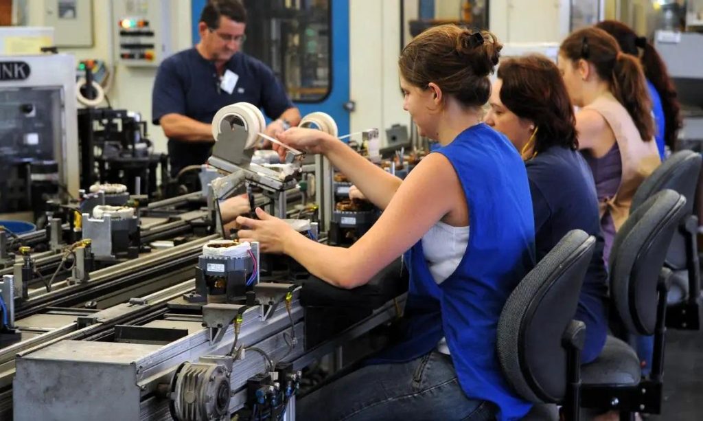 Desemprego cai para 6,9%, menor índice do trimestre desde 2014