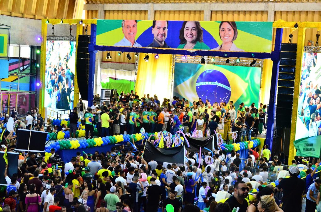 Alberto Neto oficializa candidatura e diz que luta é contra máquina pública