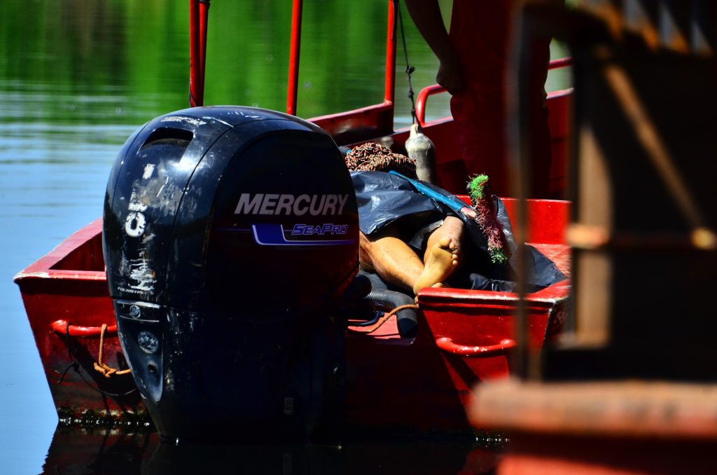 Corpo de homem é encontrado dentro de casco de geladeira às margens do Rio Negro, na Matinha