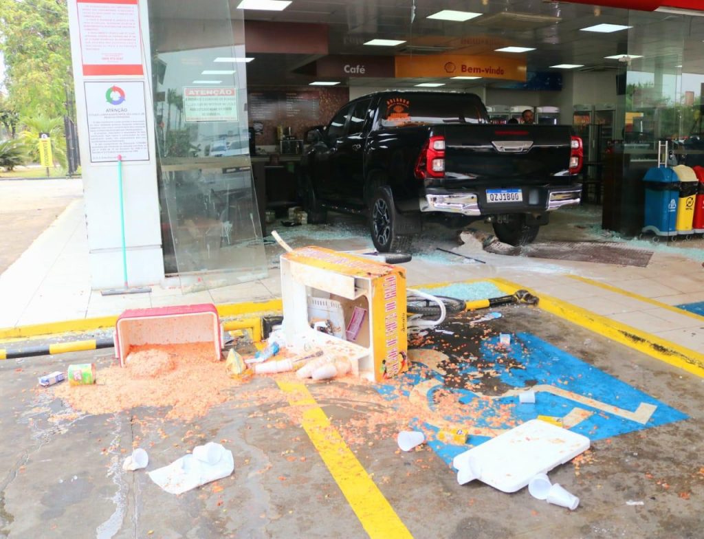 Motorista bêbado invade loja de conveniência e deixa duas pessoas feridas