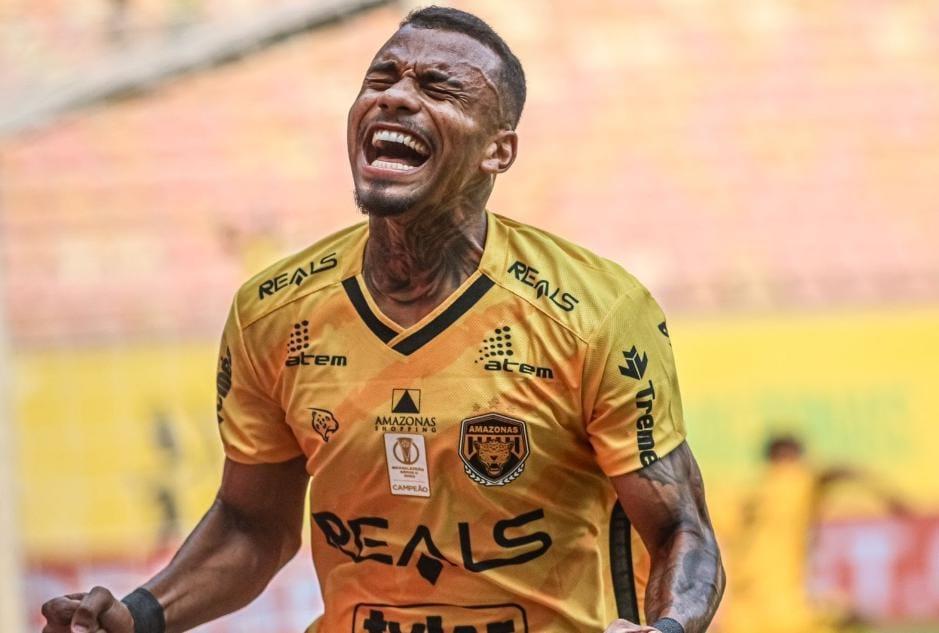 Matheus Serafim comemora mais um gol pelo Amazonas e mira entrada no G4 da Série B