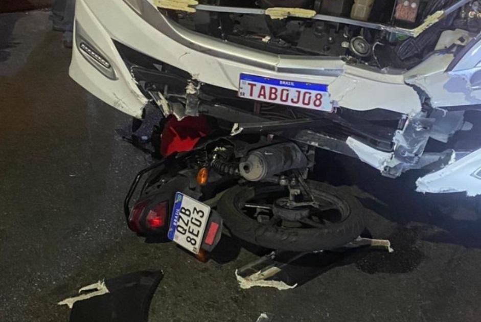 Acidente fatal: motociclista e passageira morrem após colisão com micro-ônibus