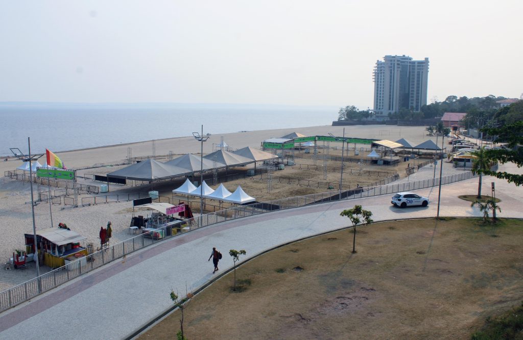 Praia da Ponta Negra é interditada para banhistas em Manaus