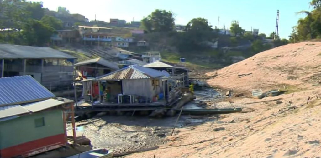 Lago Mauá, em Manaus, seca rapidamente e já deixa flutuantes encalhados