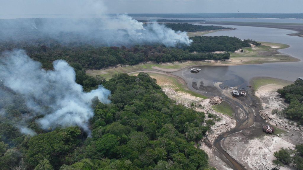 Incêndio em comunidade no Iranduba já dura duas semanas e assusta moradores