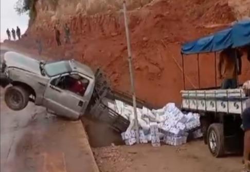 Carro tomba dentro de porto improvisado em Coari