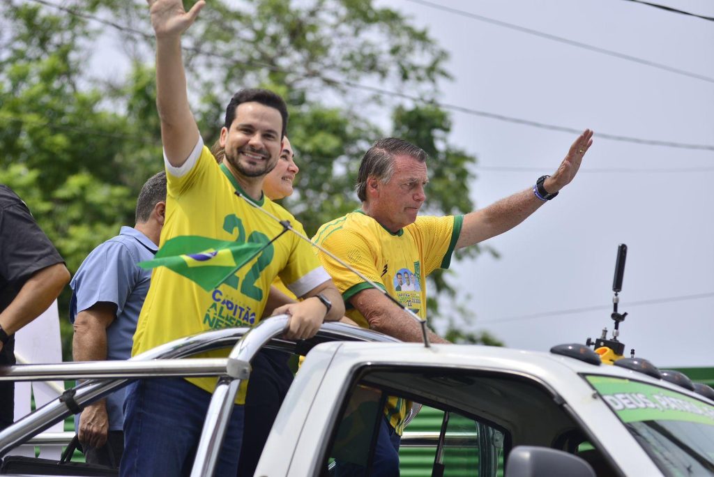 Em comício, Alberto Neto reafirma promessas de campanha e recebe apoio de Jair Bolsonaro