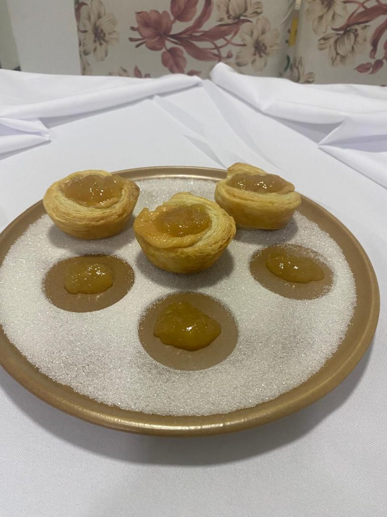 Chefe Ana Rita Farias adiciona cupuaçu ao pastel de Belém