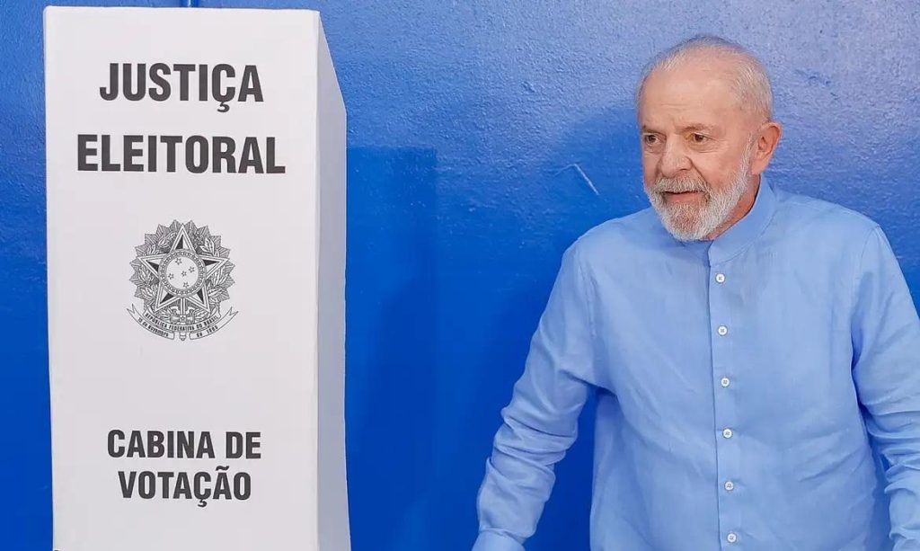 Lula vota em São Bernardo e diz que é hora de ‘corrigir erros’