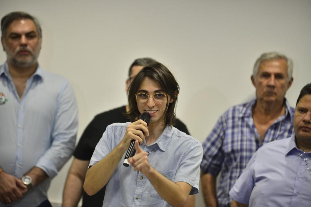 Amom larga mão de parte dos eleitores