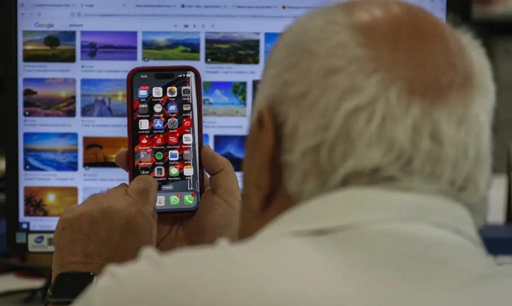 Celular para idoso em 2024: é necessário comprar aparelho especial?