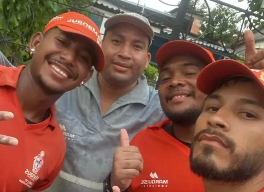 Garis da prefeitura encontram R$ 7 mil em lixo e devolvem a empresária