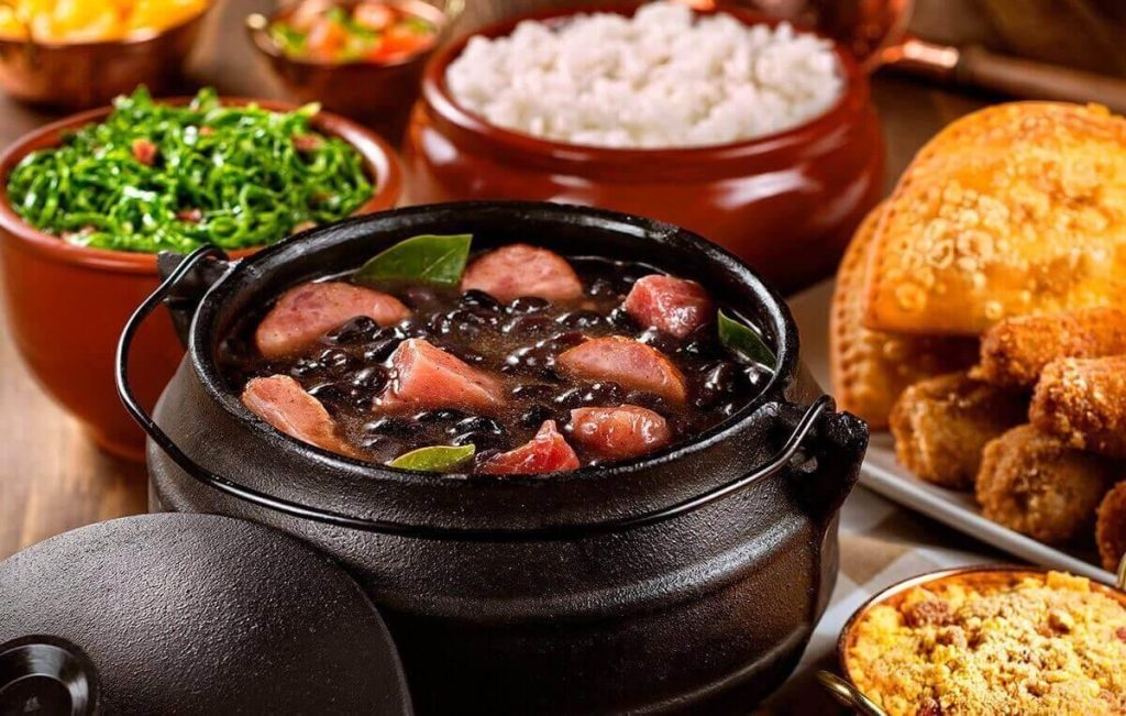 Feijoada em clima de festa: samba e sabores tradicionais em Manaus