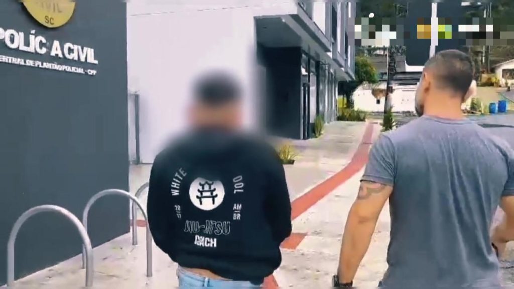 Professor de jiu-jítsu do Amazonas é preso em SC suspeito de pedofilia