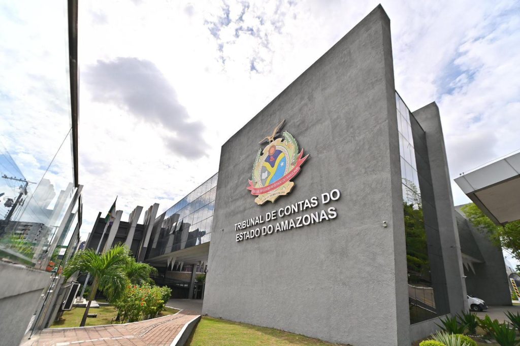 Auditor do TCE-AM determina suspensão do processo seletivo e provas na UEA