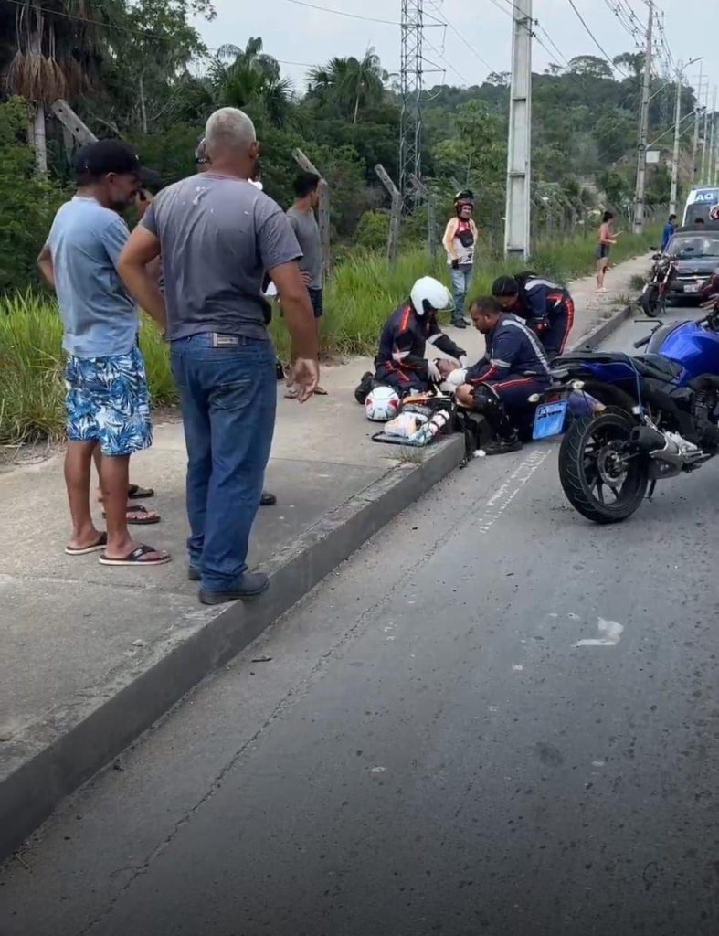 Mulher perde perna após colisão entre moto e carreta