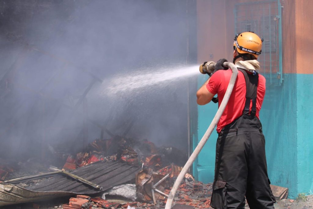 Moradores e comerciantes lamentam incêndio e contabilizam perdas