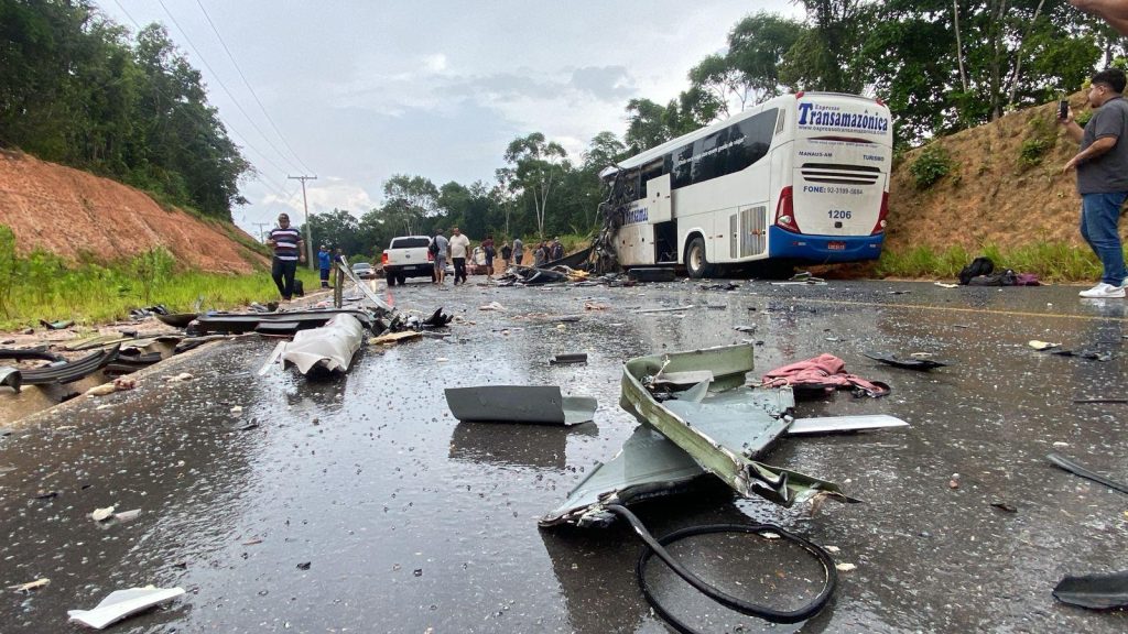 Grave acidente deixa mortos e feridos na AM-010